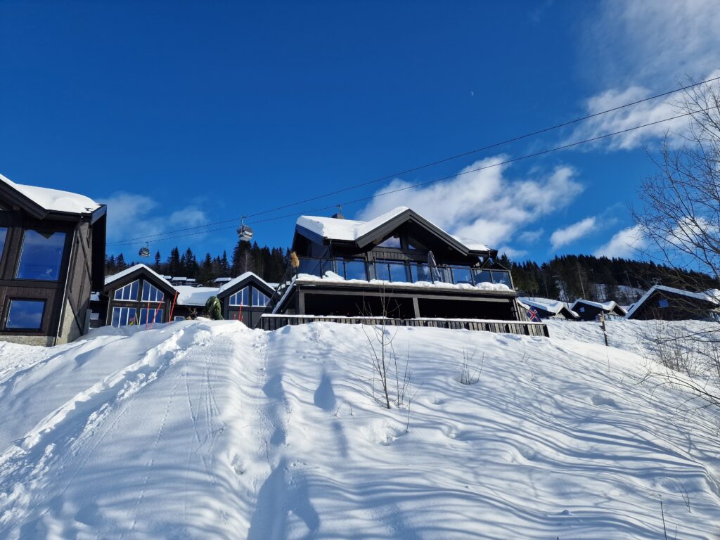 Eksklusiv hytte i Hafjell, Ski in / ski out – Bakken er 10 meter fra hytta.