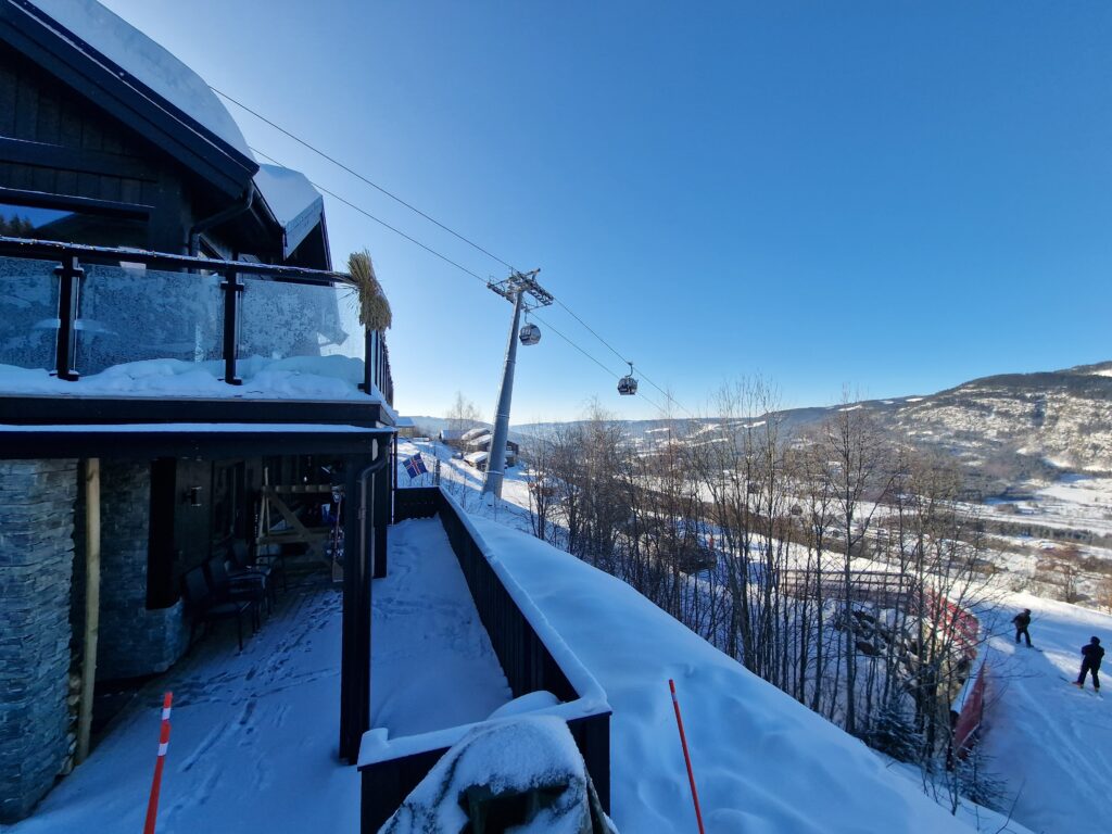 Familievennlig hytte 10 meter fra Hafjell ski løypen, med svært positive vurderinger