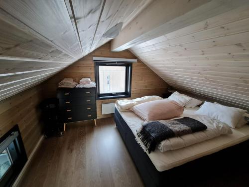 Hytta har fire soverom med sengeplasser til totalt tolv personer.